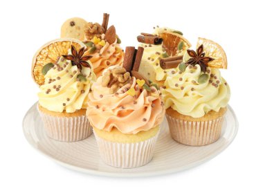 Beyaza izole edilmiş fındık ve baharatlı enfes kekler. Sonbahar atmosferi