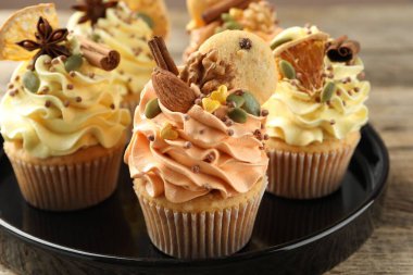 Tahta masaya serpiştirilmiş fındıklı ve baharatlı enfes kekler, yakın plan. Sonbahar atmosferi