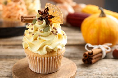 Ahşap masaya serpiştirilmiş baharatlı enfes kekler, yazı için yeri olan yakın plan. Sonbahar atmosferi