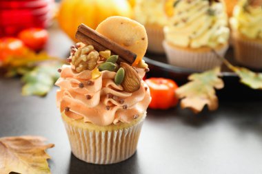 Gri masadaki fındıklı, kurabiyeli ve baharatlı enfes kek, mesaj için yeri olan yakın plan. Sonbahar atmosferi