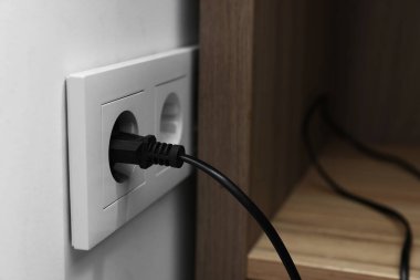 Elektrik prizi beyaz duvarda, yakın plan.