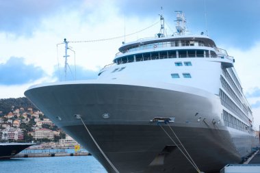 Yazın limana demirlemiş feribot manzarası