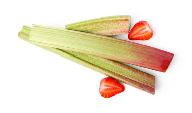 Taze ravent sapları ve beyaz üzerine izole çilek, üst manzara