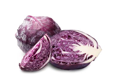 Taze kırmızı lahana beyaza izole edilmiş. Tam ve dilimlenmiş.