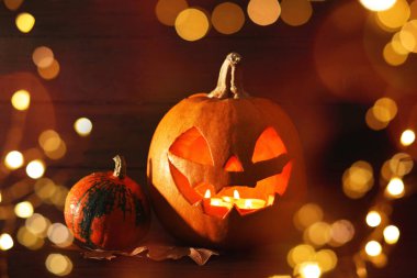 Cadılar Bayramı balkabağı feneri. Kabak, oyulmuş tüyler ürpertici bir yüz, bokeh etkisi