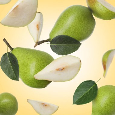 Taze yeşil armutlar soluk turuncu arka planda havada uçuşuyor.