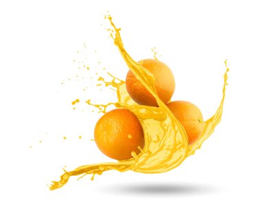 Taze portakallar ve beyaz arka planda havadaki narenciye suyu.