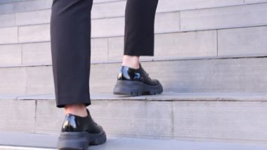 Merdivenlerden çıkan bir kadın, yakın çekim manzarası.