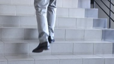 Merdivenlerden yukarı çıkan adam, yakın çekim görüntüsü.