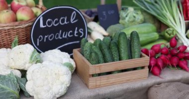 Çiftçi pazarında bir sürü farklı sebze var, yakın plan. Kamera sağa hareket ediyor