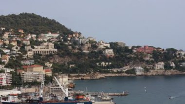 Güzel, Fransa - 24 Ağustos 2025: deniz kenarındaki şehir ve dağların manzarası. Kamera sağa hareket ediyor