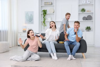 Evde karaoke şarkı arkadaş grubu