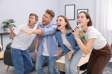 Evde karaoke şarkı arkadaş grubu