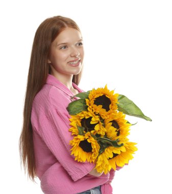 Beyaz arka planda güzel ayçiçekleri olan genç bir kız.
