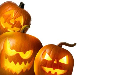 Beyaz arka planda balkabağı fenerlerine bakan Cadılar Bayramı poster tasarımı. Metin için boşluk