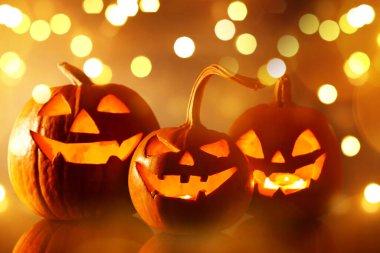 Cadılar Bayramı balkabağı fenerleri. Kabaklar oyulmuş tüyler ürpertici yüzler, bokeh etkisi