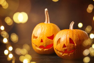 Cadılar Bayramı kutlaması. Kabaklar oyulmuş tüyler ürpertici yüzler, bokeh etkisi