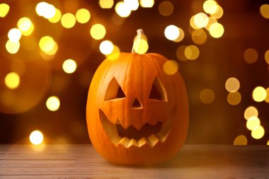 Cadılar Bayramı kutlaması. Kabak, oyulmuş tüyler ürpertici bir yüz, bokeh etkisi