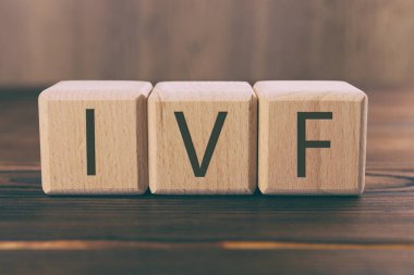 Tüp bebek tedavisinde. Tahta masada tüp bebek kısaltması olan küpler.