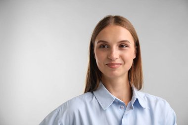 Aydınlık arka planda güzel bir kadının portresi. Metin için boşluk