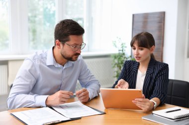 Ofiste müvekkil ile çalışan bir danışman. İş toplantısı