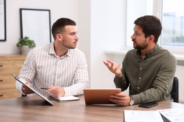 Ofiste müvekkil ile çalışan bir danışman. İş toplantısı