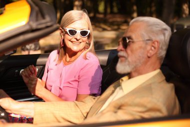 Üst düzey çift şehirde Cabriolet sürüşünün keyfini çıkarıyor, seçici odaklanma