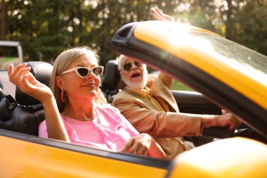 Üst düzey çift şehirde Cabriolet sürüşünün keyfini çıkarıyor, seçici odaklanma