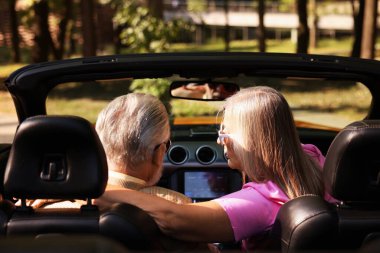 Üst düzey bir çift şehirde gezintiden keyif alıyor.