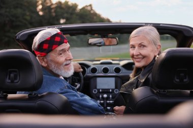 Modern Cabriolet 'de şık bir çift.