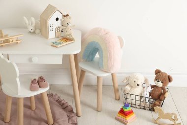 Çocuk odasında farklı şirin oyuncaklar ve mobilyalar.