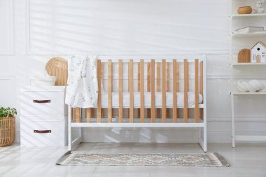 Beşik ve raf üniteli şık bir bebek odası. İç tasarım