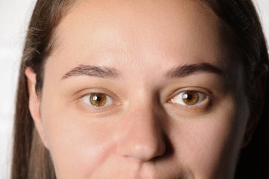 Işıklı arka planda güzel gözleri olan kadın, yakın plan.