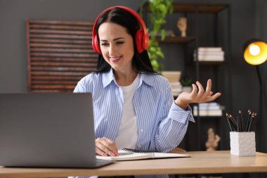 İçerideki masada dizüstü bilgisayarla sınavı geçen kadın