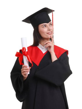 Mezuniyet elbisesi ve havan tahtasıyla beyaz arka planda diplomalı mutlu genç bir kadının portresi.