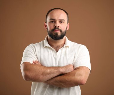 Kellik sorunu. Kahverengi arka planda saç çizgisi olan bir adamın portresi