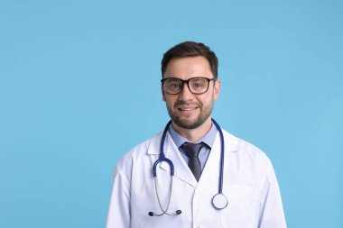 Açık mavi arka planda steteskobu olan bir çocuk doktoru.