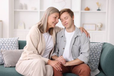 Mutlu anne ve oğlu evdeki kanepede