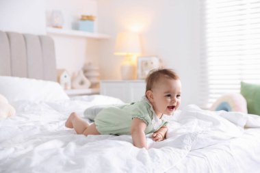 Evdeki yatakta tatlı bir bebek.