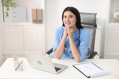 Klinikteki beyaz masadaki hemşire portresi.