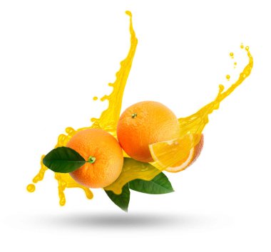 Taze portakallar ve beyaz arka planda havadaki narenciye suyu.
