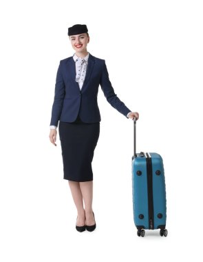 Beyaz arka planda bavulu olan pozitif hostes.