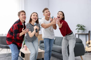 Evde karaoke şarkı arkadaş grubu