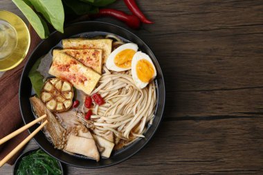 Ahşap masadaki mantarlı, Enoki ve Kral istiridye (eryngii) mantarlı lezzetli ramen. Metin için boşluk