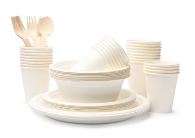 Tek kullanımlık sofra takımı beyaz üzerine izole edildi