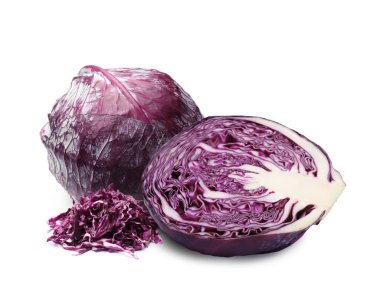 Taze kırmızı lahana beyaza izole edilmiş. Tam ve dilimlenmiş.