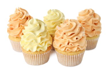 Renkli kremalı ve beyaza izole edilmiş lezzetli kekler.