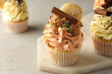 Renkli kremalı, baharatlı ve fındıklı enfes kekler, yakın plan. Metin için boşluk