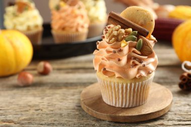 Tahta masaya serpiştirilmiş fındıklı, kurabiyeli ve baharatlı enfes kek, yazı için yeri olan yakın plan. Sonbahar atmosferi