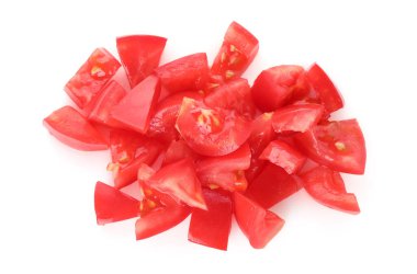 Olgun kırmızı domates parçaları beyaza izole edilmiş.